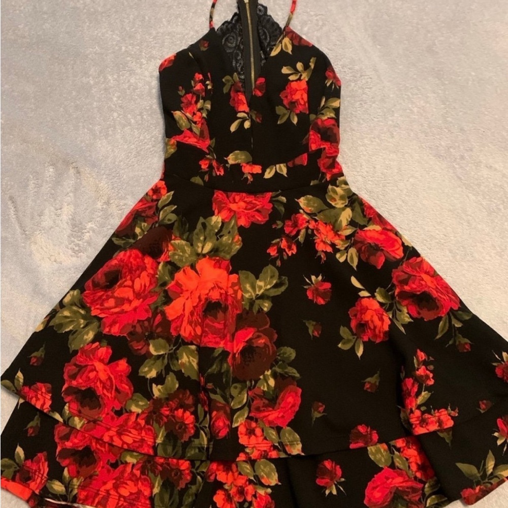 NEW WINDSOR FLORAL DRESS W OPEN LACE BACK